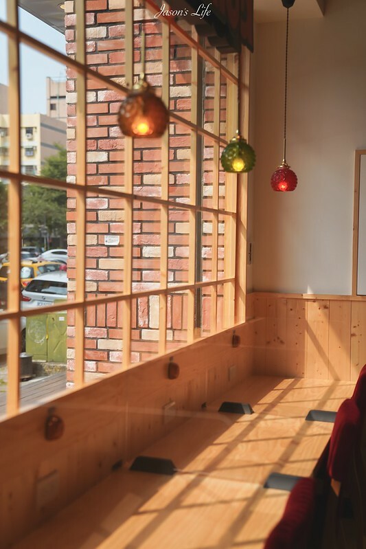 【台中南屯｜美食】客美多Komeda's Coffee(台中公益店)。11:00前買咖啡送早餐，蝦排方堡超有份量，蜂蜜咖啡