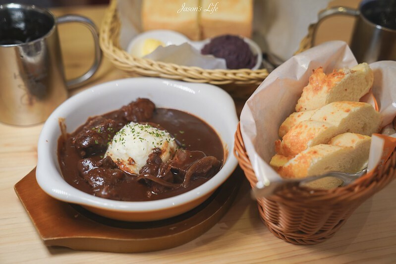 【台中南屯｜美食】客美多Komeda's Coffee(台中公益店)。11:00前買咖啡送早餐，蝦排方堡超有份量，蜂蜜咖啡