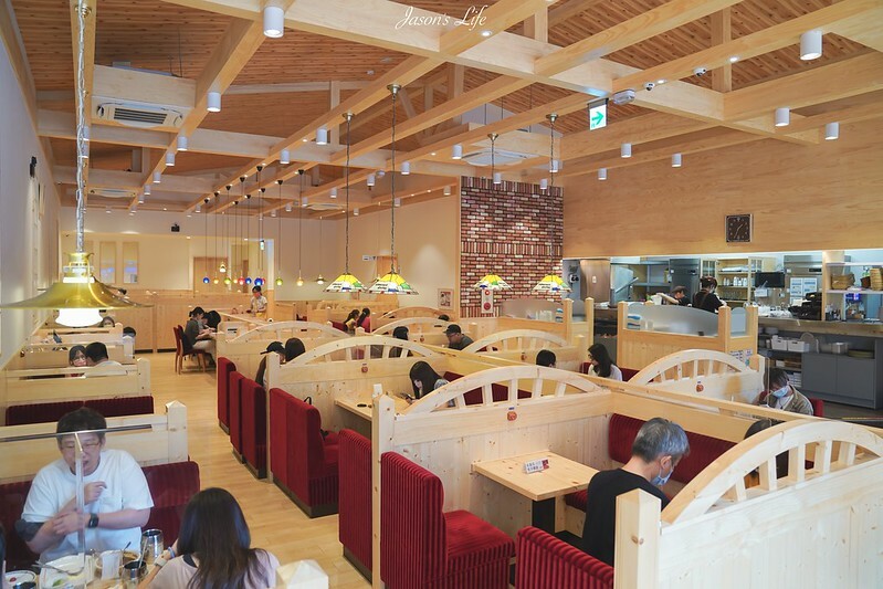 【台中南屯｜美食】客美多Komeda's Coffee(台中公益店)。11:00前買咖啡送早餐，蝦排方堡超有份量，蜂蜜咖啡