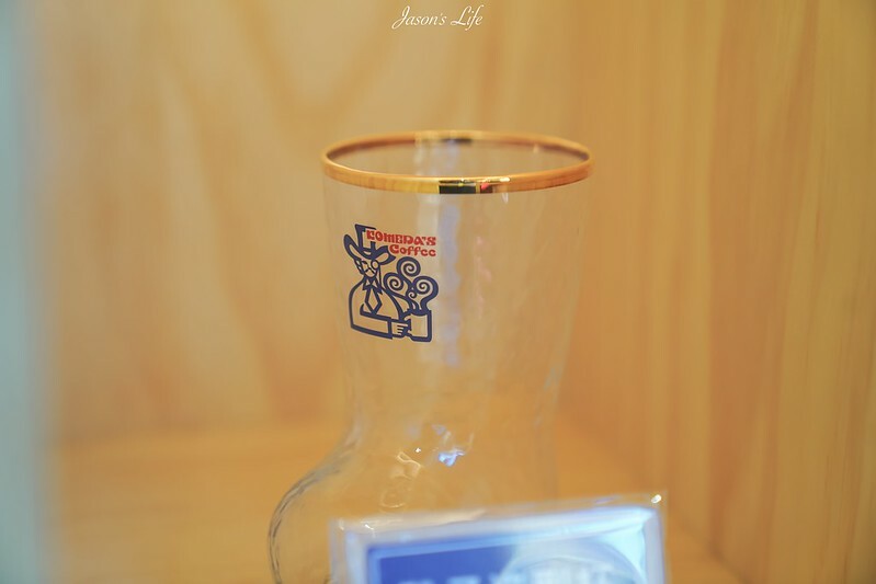 【台中南屯｜美食】客美多Komeda's Coffee(台中公益店)。11:00前買咖啡送早餐，蝦排方堡超有份量，蜂蜜咖啡