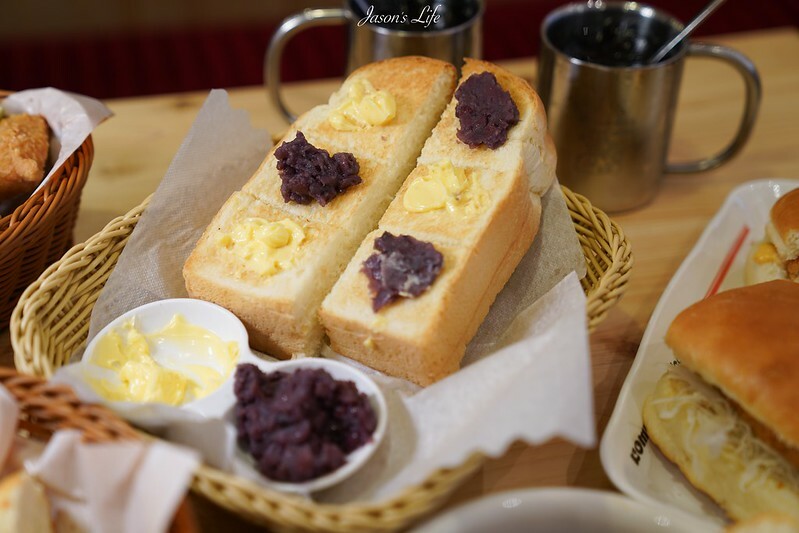 【台中南屯｜美食】客美多Komeda's Coffee(台中公益店)。11:00前買咖啡送早餐，蝦排方堡超有份量，蜂蜜咖啡