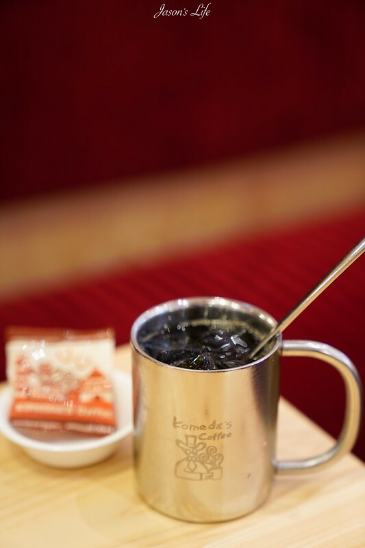 【台中南屯｜美食】客美多Komeda's Coffee(台中公益店)。11:00前買咖啡送早餐，蝦排方堡超有份量，蜂蜜咖啡