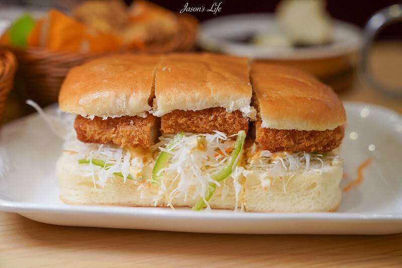 【台中南屯｜美食】客美多Komeda's Coffee(台中公益店)。11:00前買咖啡送早餐，蝦排方堡超有份量，蜂蜜咖啡