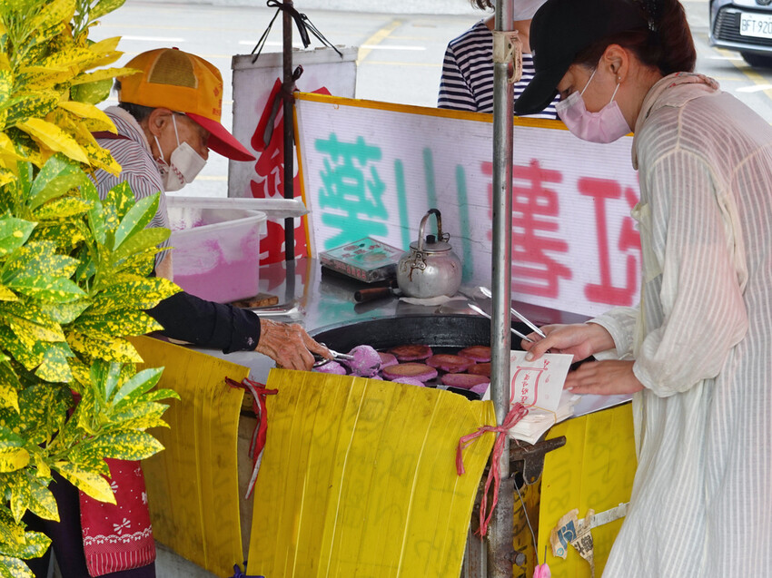 南投草屯—草屯李蘇古早味紅薯餅｜自然甜味樸實綻放在一片片紫色圓餅｜碧山路、草屯鎮農會超市