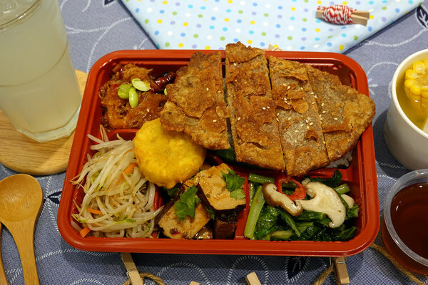 中壢、平鎮、青埔、內壢工業區素食便當外送-一抹微笑法生菩提蔬食盒子 (14).jpg
