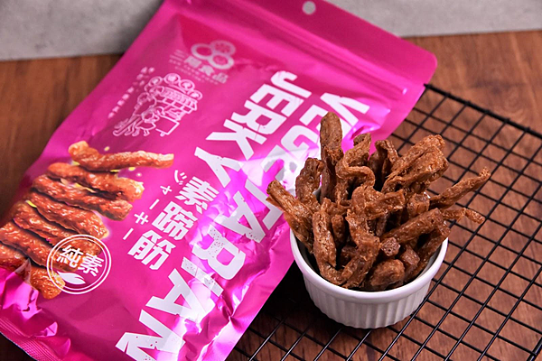 桃園伴手禮推薦 三陽食品素蹄筋上電視啦!每10秒賣一包的桃園伴手禮帶你看 三陽食品,桃園伴手禮,零食宅配,休閒食品,零食推薦,休閒零食推薦,休閒零食,三陽食品推薦,人氣桃園伴手禮,三陽食品優惠,零食,素蹄筋,中壢伴手禮,桃園伴手禮推薦,桃園,桃園伴手禮2022,桃園名產,桃園名產伴手禮,素食零食,素食零食推薦