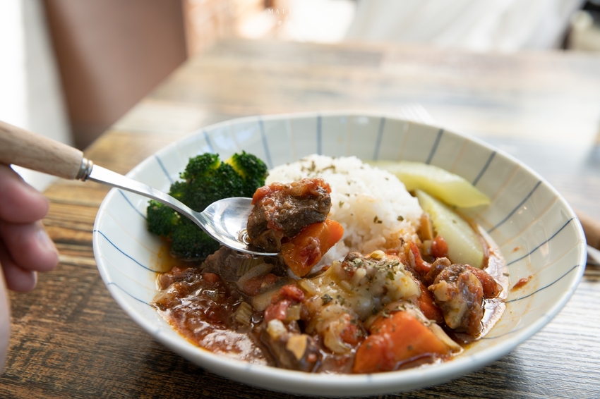 森林系咖啡又一間值得收藏，來這用餐記憶卡要夠，室內室外都超好拍！