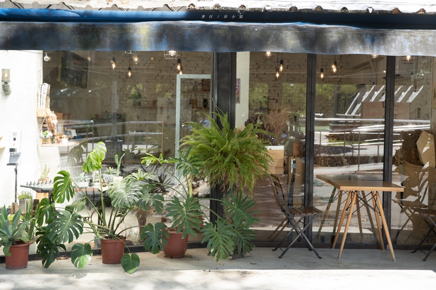 森林系咖啡又一間值得收藏，來這用餐記憶卡要夠，室內室外都超好拍！