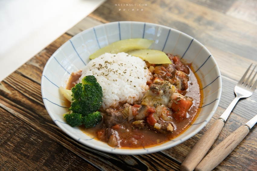 森林系咖啡又一間值得收藏，來這用餐記憶卡要夠，室內室外都超好拍！