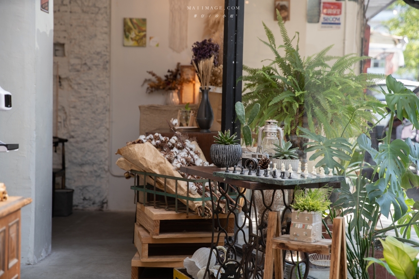 森林系咖啡又一間值得收藏，來這用餐記憶卡要夠，室內室外都超好拍！