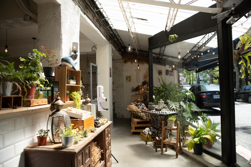 森林系咖啡又一間值得收藏，來這用餐記憶卡要夠，室內室外都超好拍！