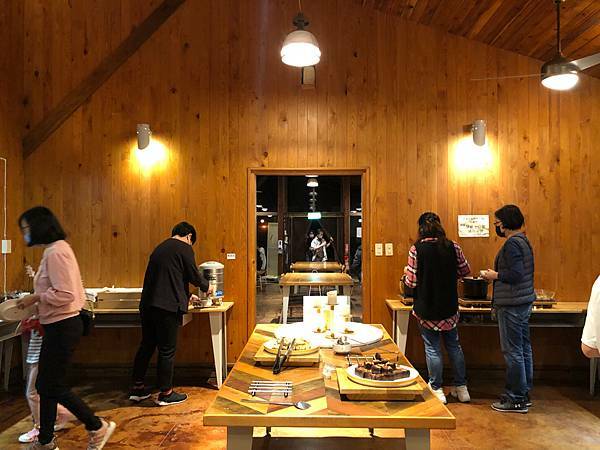 （南投小木屋）蟬說：鳳凰亭序～一泊二食霧屋餐廳美食吃到飽！鳳凰谷鳥園住宿推薦！週休二日來去山上住一晚