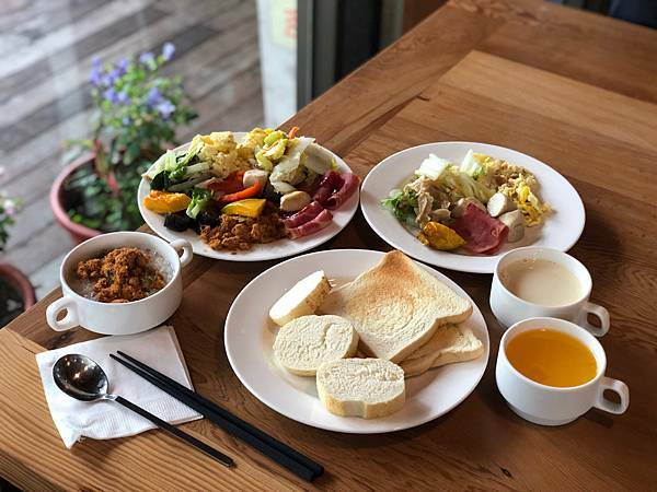 （南投小木屋）蟬說：鳳凰亭序～一泊二食霧屋餐廳美食吃到飽！鳳凰谷鳥園住宿推薦！週休二日來去山上住一晚