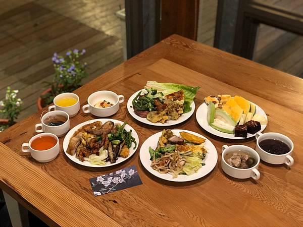 （南投小木屋）蟬說：鳳凰亭序～一泊二食霧屋餐廳美食吃到飽！鳳凰谷鳥園住宿推薦！週休二日來去山上住一晚