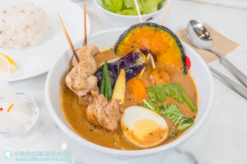 [台北美食]北海道湯咖哩Suage台灣二號店/3款湯底10種主菜290元起/含10種蔬菜還附沙拉和漬菜/獨家限定蝦湯咖哩