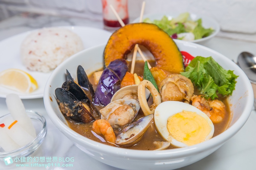 [台北美食]北海道湯咖哩Suage台灣二號店/3款湯底10種主菜290元起/含10種蔬菜還附沙拉和漬菜/獨家限定蝦湯咖哩