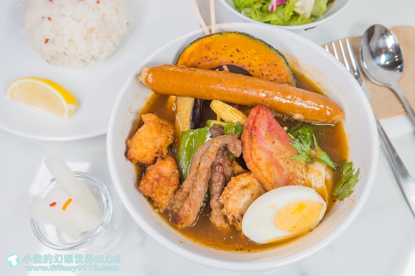 [台北美食]北海道湯咖哩Suage台灣二號店/3款湯底10種主菜290元起/含10種蔬菜還附沙拉和漬菜/獨家限定蝦湯咖哩