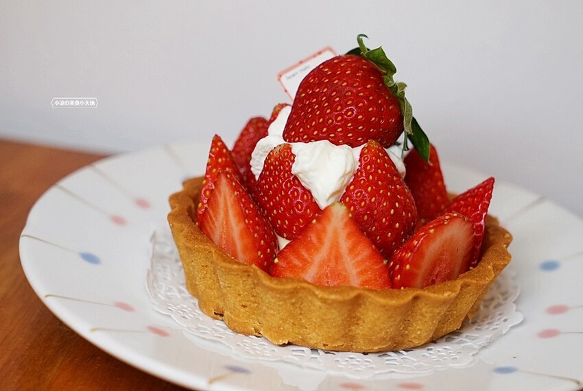 草莓控要暴動囉！夢幻草莓甜品這家非吃不可，浮誇三層整顆草莓蛋糕、草莓寶盒、絕對令人淪陷的戀愛滋味！