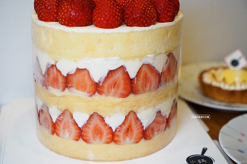 草莓控要暴動囉！夢幻草莓甜品這家非吃不可，浮誇三層整顆草莓蛋糕、草莓寶盒、絕對令人淪陷的戀愛滋味！