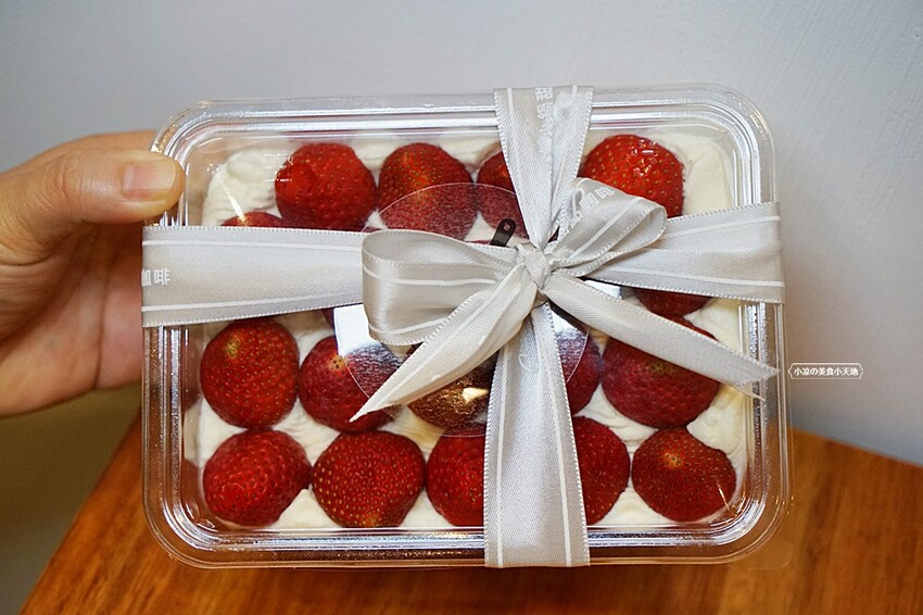 草莓控要暴動囉！夢幻草莓甜品這家非吃不可，浮誇三層整顆草莓蛋糕、草莓寶盒、絕對令人淪陷的戀愛滋味！