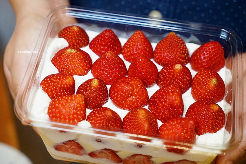 草莓控要暴動囉！夢幻草莓甜品這家非吃不可，浮誇三層整顆草莓蛋糕、草莓寶盒、絕對令人淪陷的戀愛滋味！