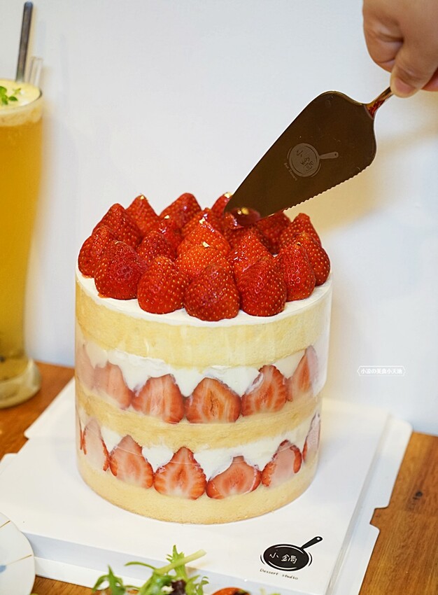 草莓控要暴動囉！夢幻草莓甜品這家非吃不可，浮誇三層整顆草莓蛋糕、草莓寶盒、絕對令人淪陷的戀愛滋味！