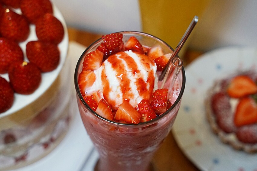 草莓控要暴動囉！夢幻草莓甜品這家非吃不可，浮誇三層整顆草莓蛋糕、草莓寶盒、絕對令人淪陷的戀愛滋味！