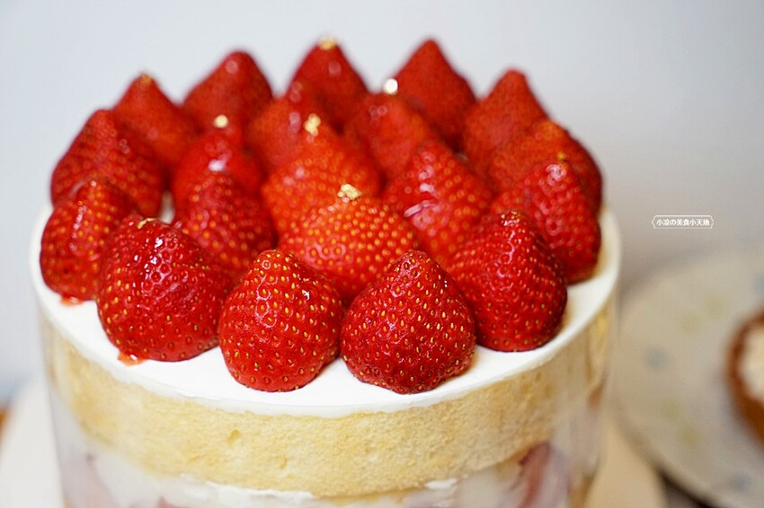 草莓控要暴動囉！夢幻草莓甜品這家非吃不可，浮誇三層整顆草莓蛋糕、草莓寶盒、絕對令人淪陷的戀愛滋味！