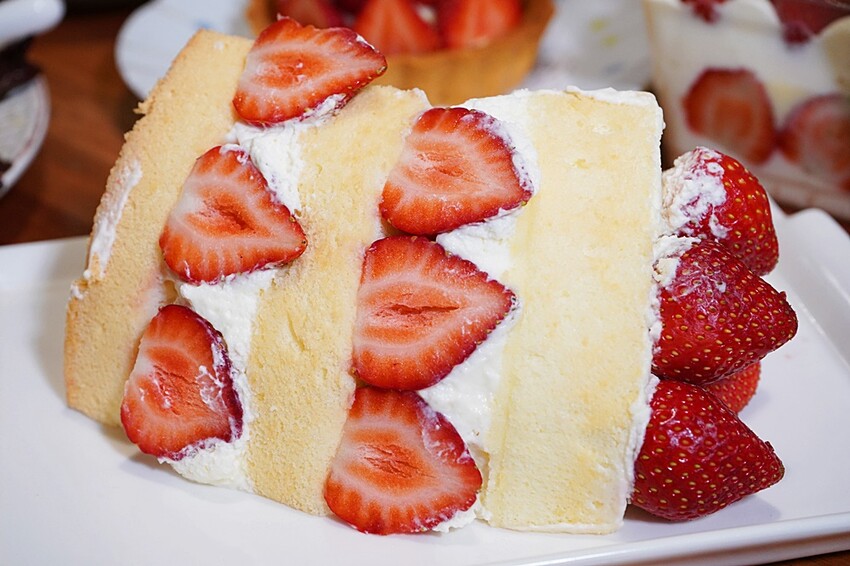 草莓控要暴動囉！夢幻草莓甜品這家非吃不可，浮誇三層整顆草莓蛋糕、草莓寶盒、絕對令人淪陷的戀愛滋味！