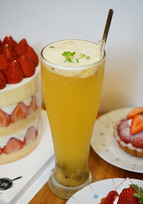 草莓控要暴動囉！夢幻草莓甜品這家非吃不可，浮誇三層整顆草莓蛋糕、草莓寶盒、絕對令人淪陷的戀愛滋味！