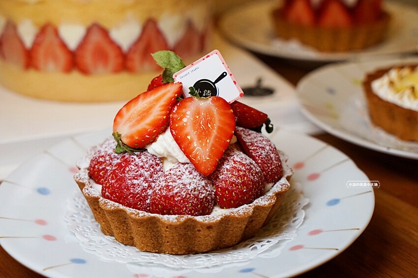 草莓控要暴動囉！夢幻草莓甜品這家非吃不可，浮誇三層整顆草莓蛋糕、草莓寶盒、絕對令人淪陷的戀愛滋味！