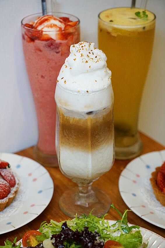 草莓控要暴動囉！夢幻草莓甜品這家非吃不可，浮誇三層整顆草莓蛋糕、草莓寶盒、絕對令人淪陷的戀愛滋味！