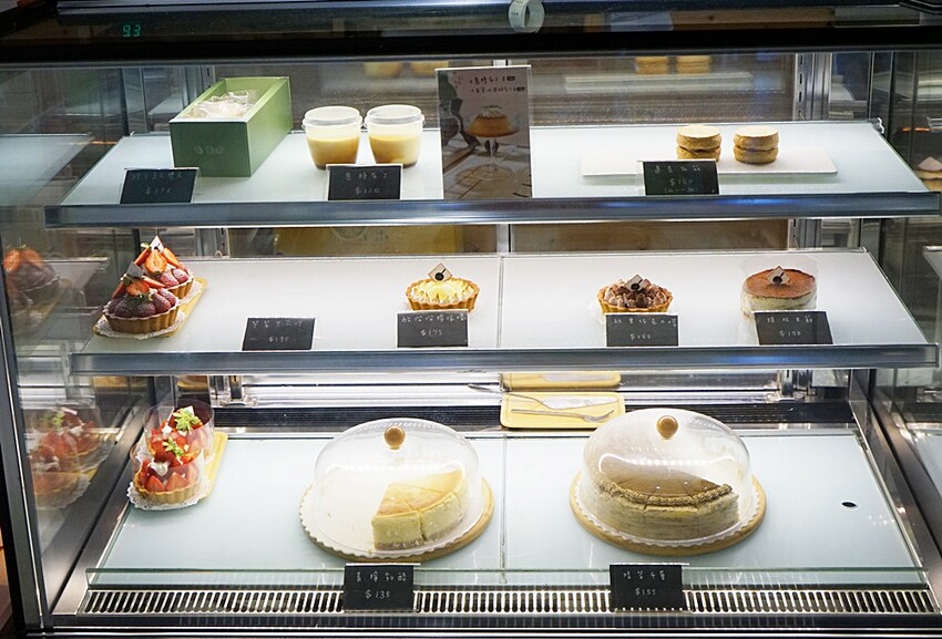 草莓控要暴動囉！夢幻草莓甜品這家非吃不可，浮誇三層整顆草莓蛋糕、草莓寶盒、絕對令人淪陷的戀愛滋味！