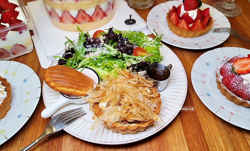 草莓控要暴動囉！夢幻草莓甜品這家非吃不可，浮誇三層整顆草莓蛋糕、草莓寶盒、絕對令人淪陷的戀愛滋味！