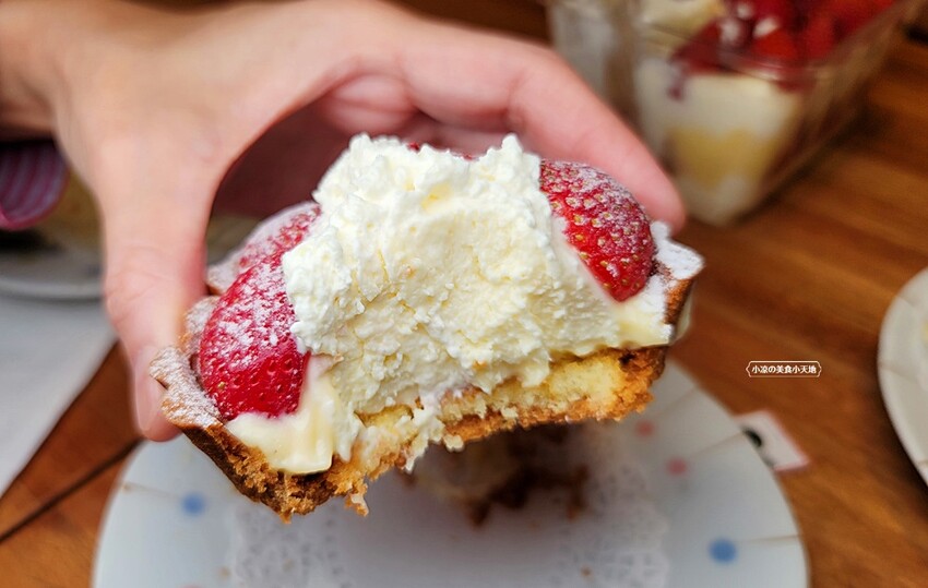 草莓控要暴動囉！夢幻草莓甜品這家非吃不可，浮誇三層整顆草莓蛋糕、草莓寶盒、絕對令人淪陷的戀愛滋味！