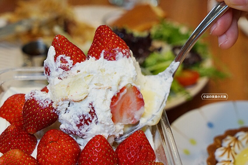 草莓控要暴動囉！夢幻草莓甜品這家非吃不可，浮誇三層整顆草莓蛋糕、草莓寶盒、絕對令人淪陷的戀愛滋味！