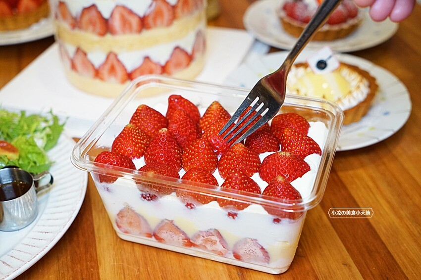 草莓控要暴動囉！夢幻草莓甜品這家非吃不可，浮誇三層整顆草莓蛋糕、草莓寶盒、絕對令人淪陷的戀愛滋味！