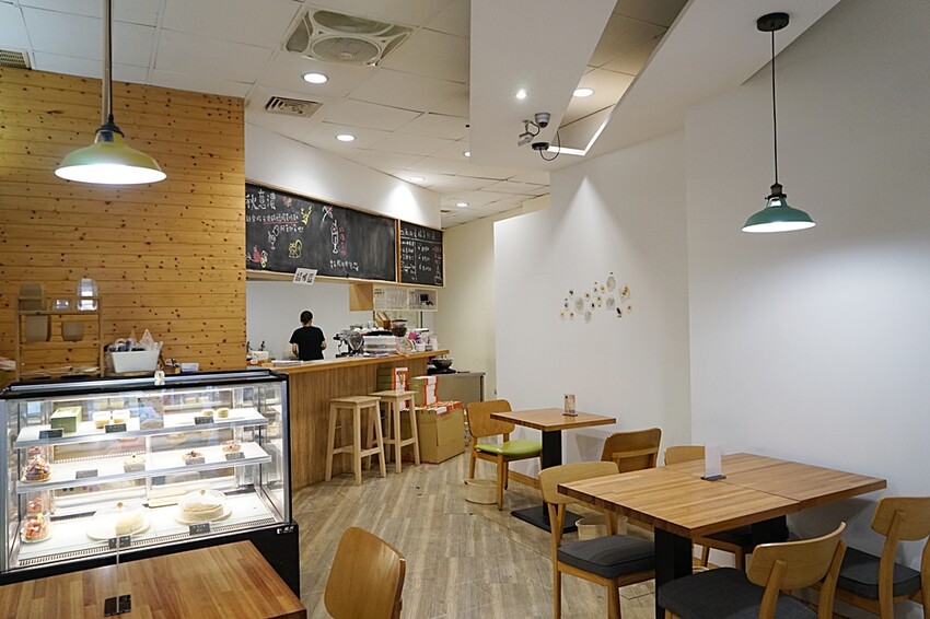 草莓控要暴動囉！夢幻草莓甜品這家非吃不可，浮誇三層整顆草莓蛋糕、草莓寶盒、絕對令人淪陷的戀愛滋味！