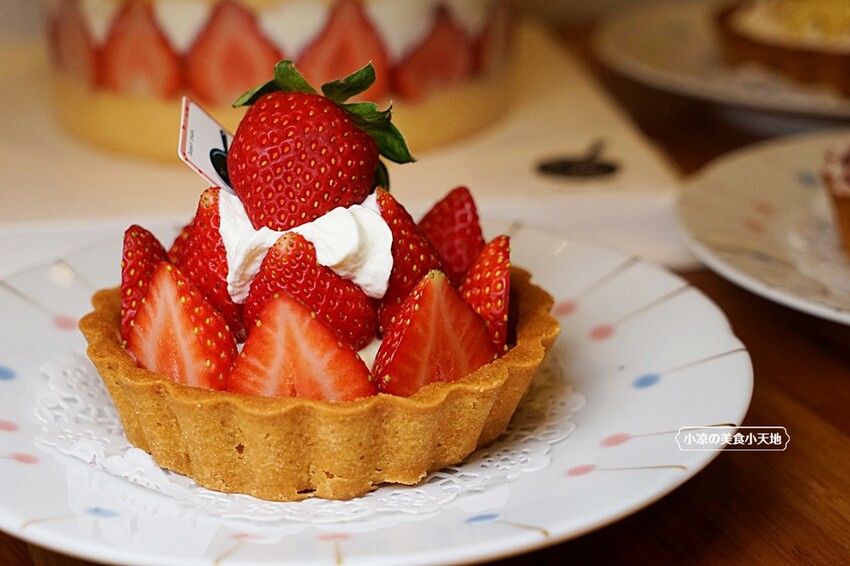 草莓控要暴動囉！夢幻草莓甜品這家非吃不可，浮誇三層整顆草莓蛋糕、草莓寶盒、絕對令人淪陷的戀愛滋味！
