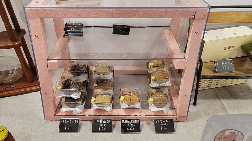 草莓控要暴動囉！夢幻草莓甜品這家非吃不可，浮誇三層整顆草莓蛋糕、草莓寶盒、絕對令人淪陷的戀愛滋味！