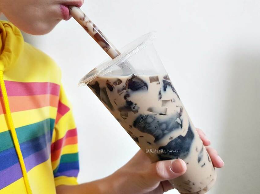 無名飲料店。台中超夯排隊人氣飲料店只賣阿嬤怕你餓,豐富嚼感配料滑嫩Q彈,一杯就飽晚來買不到! - 🍎 蘋果話日常🍎