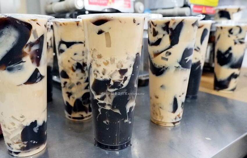 無名飲料店。台中超夯排隊人氣飲料店只賣阿嬤怕你餓,豐富嚼感配料滑嫩Q彈,一杯就飽晚來買不到! - 🍎 蘋果話日常🍎