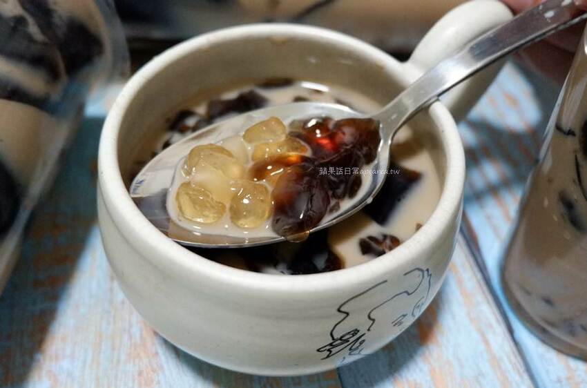 無名飲料店。台中超夯排隊人氣飲料店只賣阿嬤怕你餓,豐富嚼感配料滑嫩Q彈,一杯就飽晚來買不到! - 🍎 蘋果話日常🍎