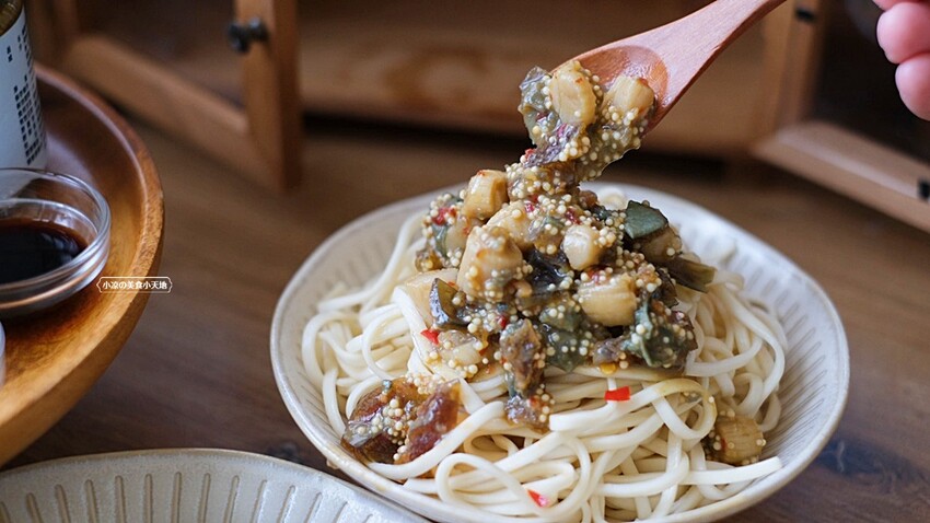 你今年吃土了嗎？2022全新人氣必買伴手禮，全台少見皮蛋＋飛魚卵＋干貝，鹹香開胃辣香誘人一吃就上癮！！中秋送禮自用兩相宜！