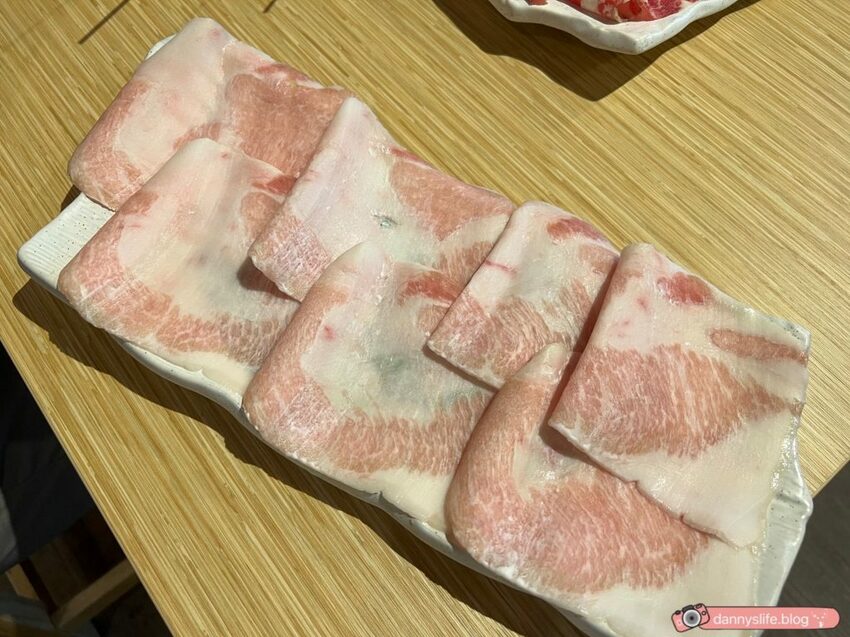 道地四川麻辣串串,在台灣也吃得到!想吃什麼自己拿,每串只要15元~麻而不辣,越吃越涮嘴~丹尼的吃喝玩樂 dannyslife.blog