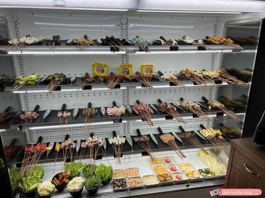 道地四川麻辣串串,在台灣也吃得到!想吃什麼自己拿,每串只要15元~麻而不辣,越吃越涮嘴~丹尼的吃喝玩樂 dannyslife.blog