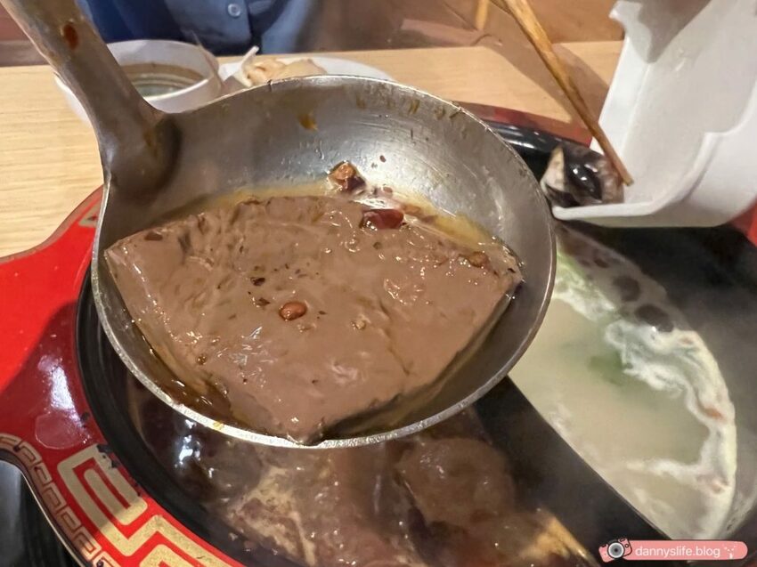 道地四川麻辣串串,在台灣也吃得到!想吃什麼自己拿,每串只要15元~麻而不辣,越吃越涮嘴~丹尼的吃喝玩樂 dannyslife.blog