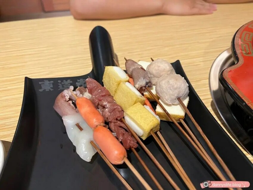 道地四川麻辣串串,在台灣也吃得到!想吃什麼自己拿,每串只要15元~麻而不辣,越吃越涮嘴~丹尼的吃喝玩樂 dannyslife.blog