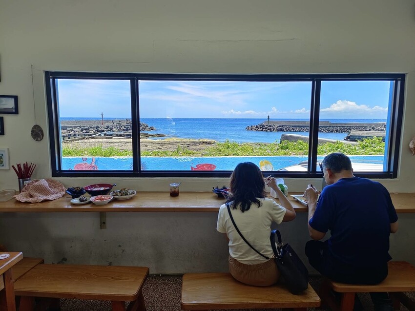 ▲人氣貢寮海景餐廳推薦：嗨九蒸鮮小吃，室內海景景觀窗座位 /旅行貓日記跟著辛巴蕊吃喝玩樂全台灣 提供、WalkerLand窩客島整理