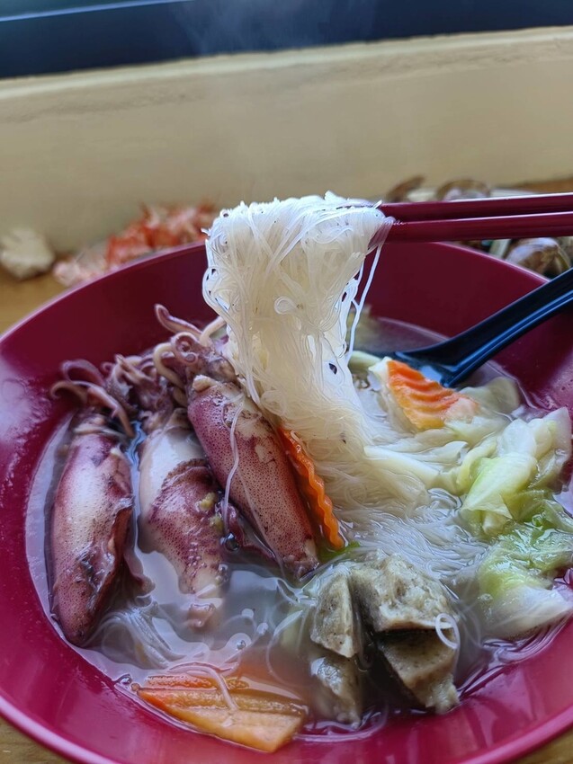 ▲人氣貢寮海景餐廳推薦：嗨九蒸鮮小吃，招牌小卷米粉必搭店家自製辣醬 /旅行貓日記跟著辛巴蕊吃喝玩樂全台灣 提供、WalkerLand窩客島整理